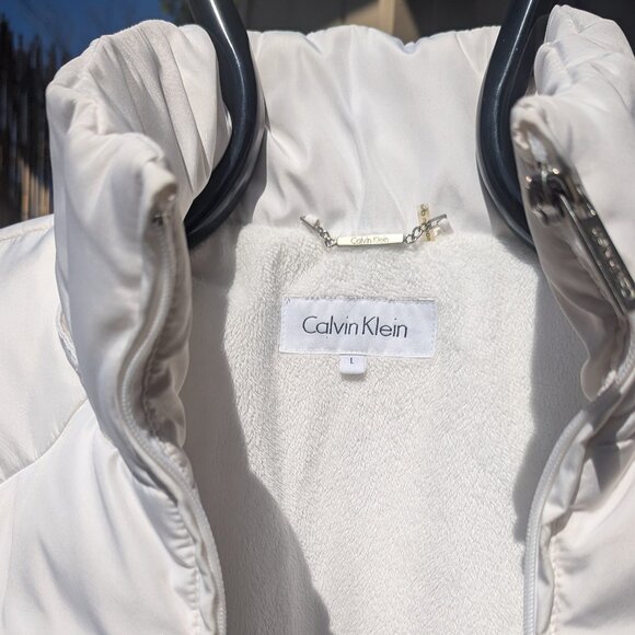 Calvin Klein White Puffer Jacket w/ removeable Hood.  Large - Picture 4 of 12